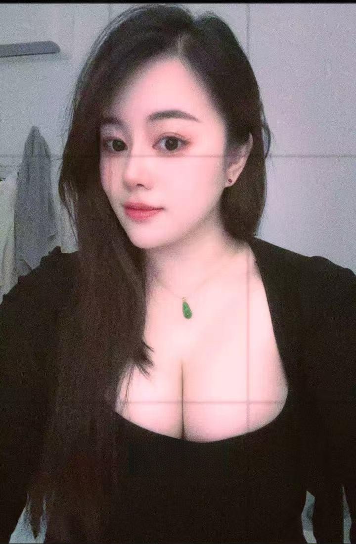 肤白粉胸很骚小妹妹