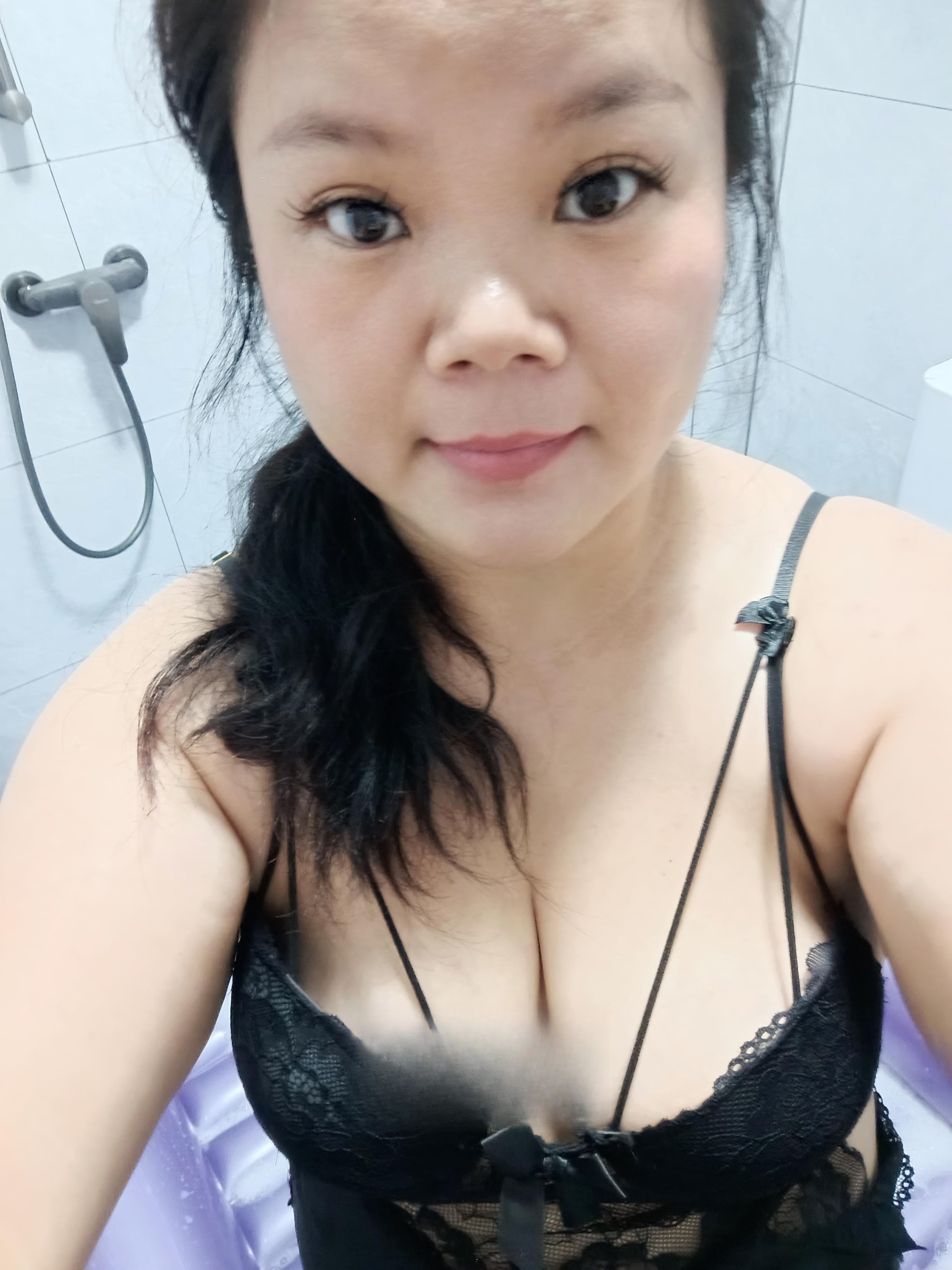 大奶喷水姐姐