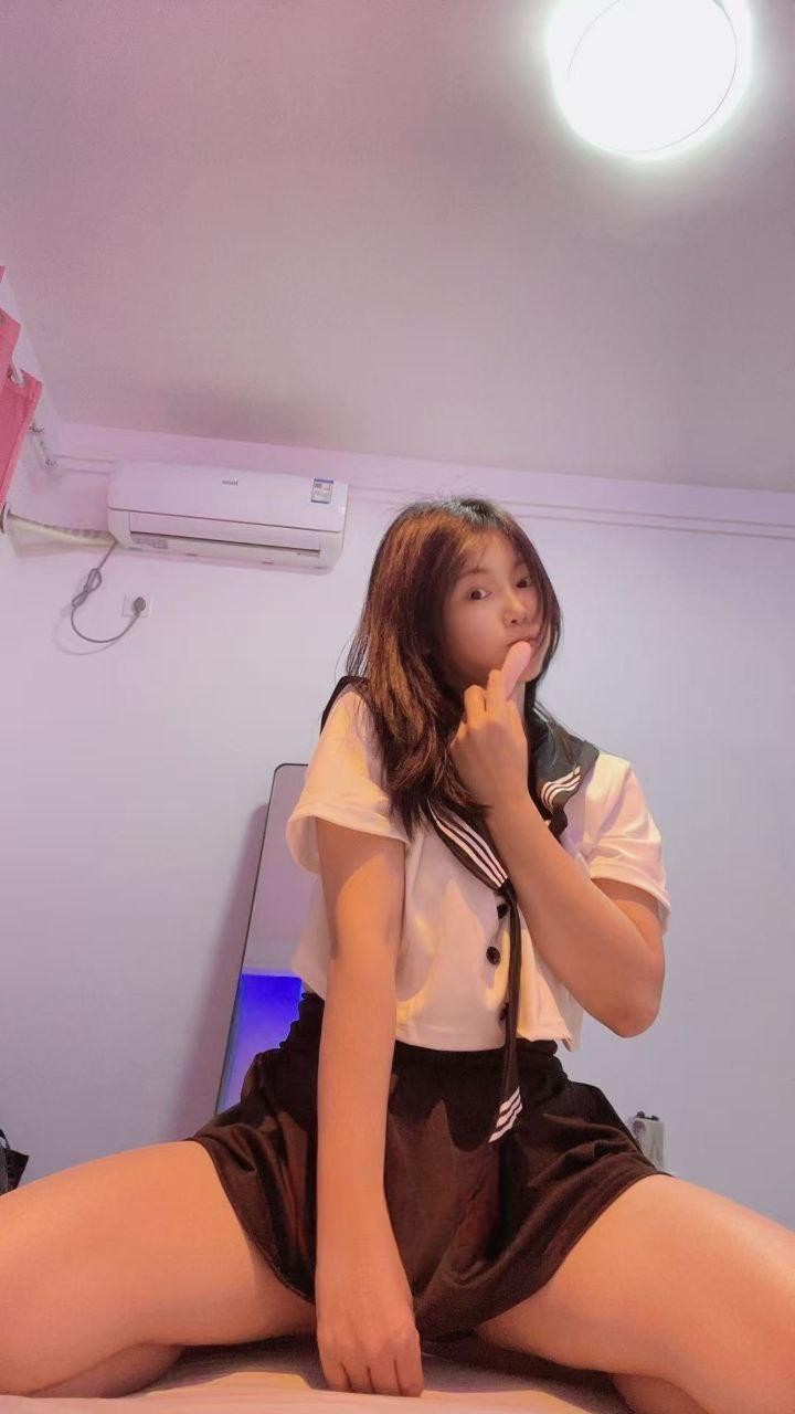 胸大细腰兼职小嫩妹