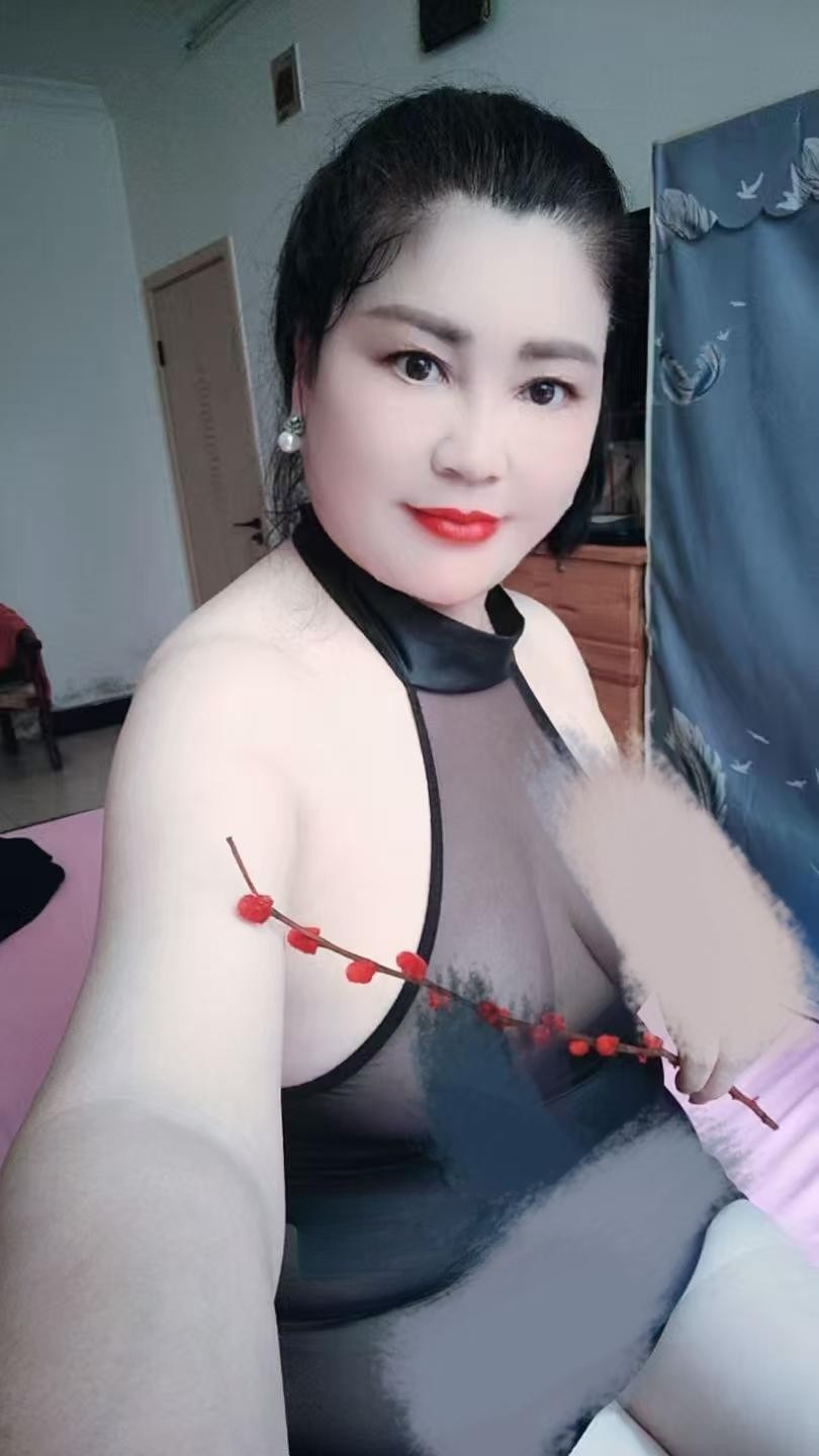 粉色蝴蝶喷泉熟女姐姐