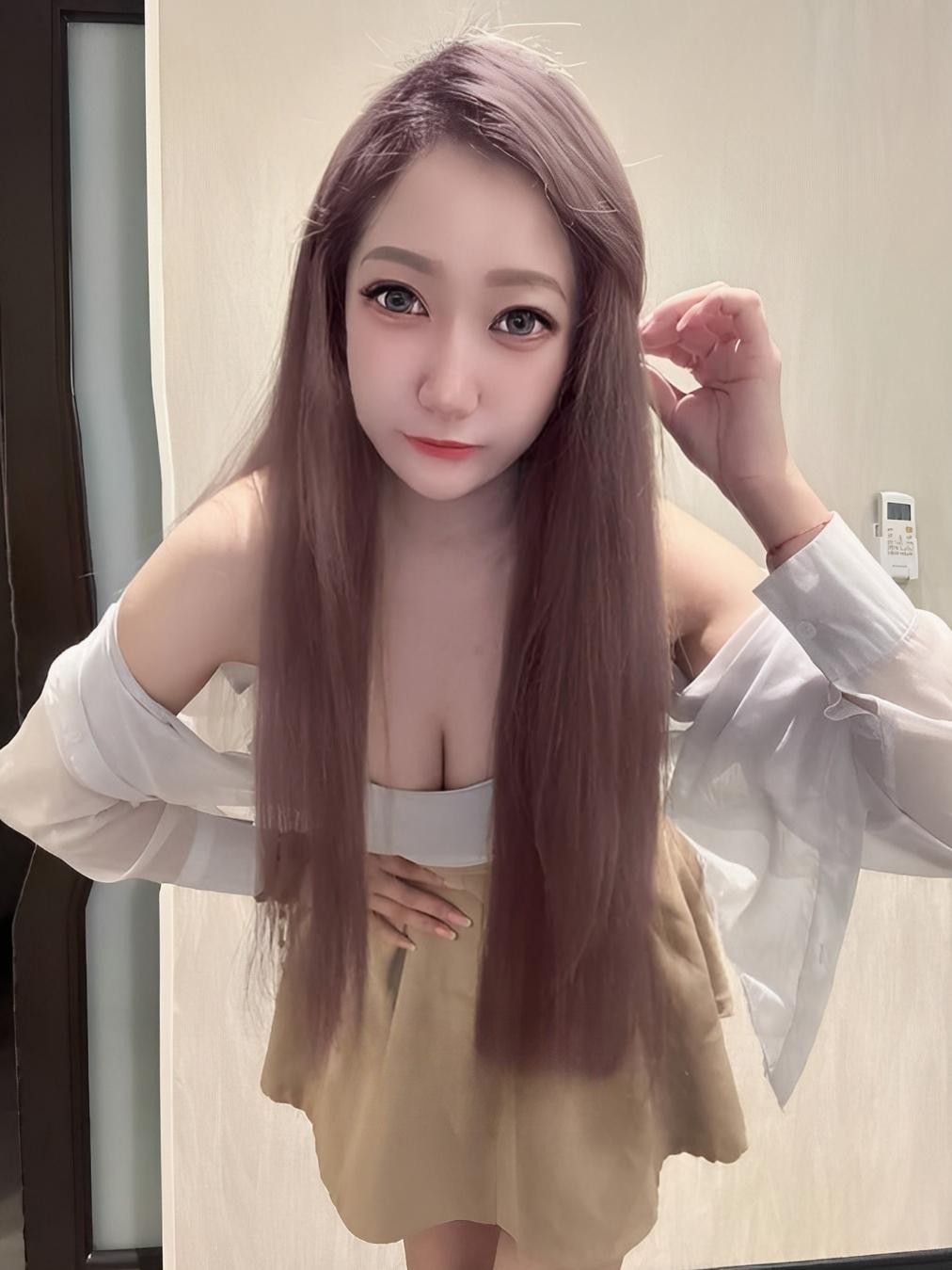 身材苗条紧逼大奶妹