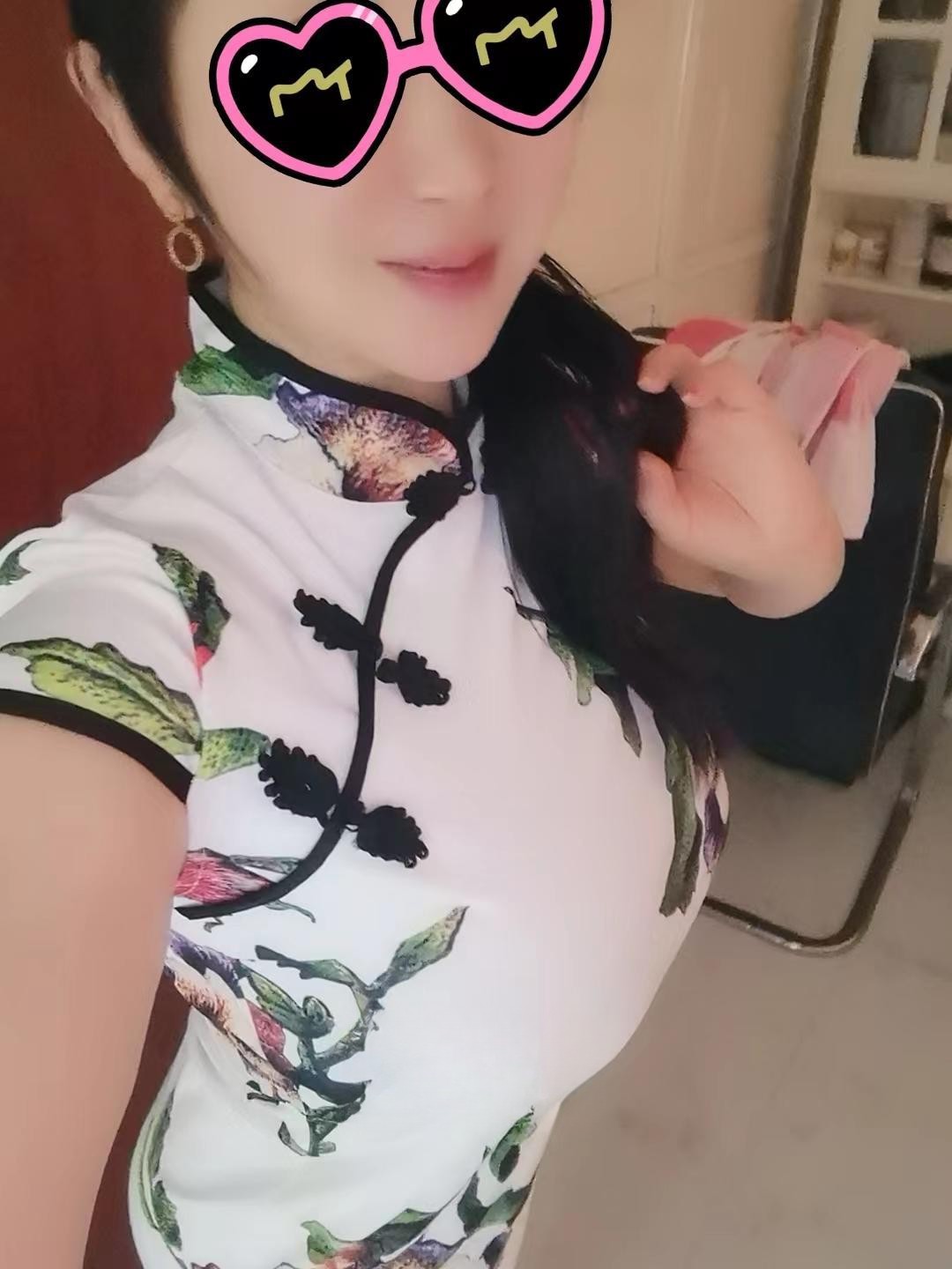 E罩杯爆乳钰姐姐，确实胸大屁股翘