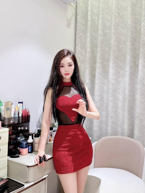 肤白貌美萱萱老师