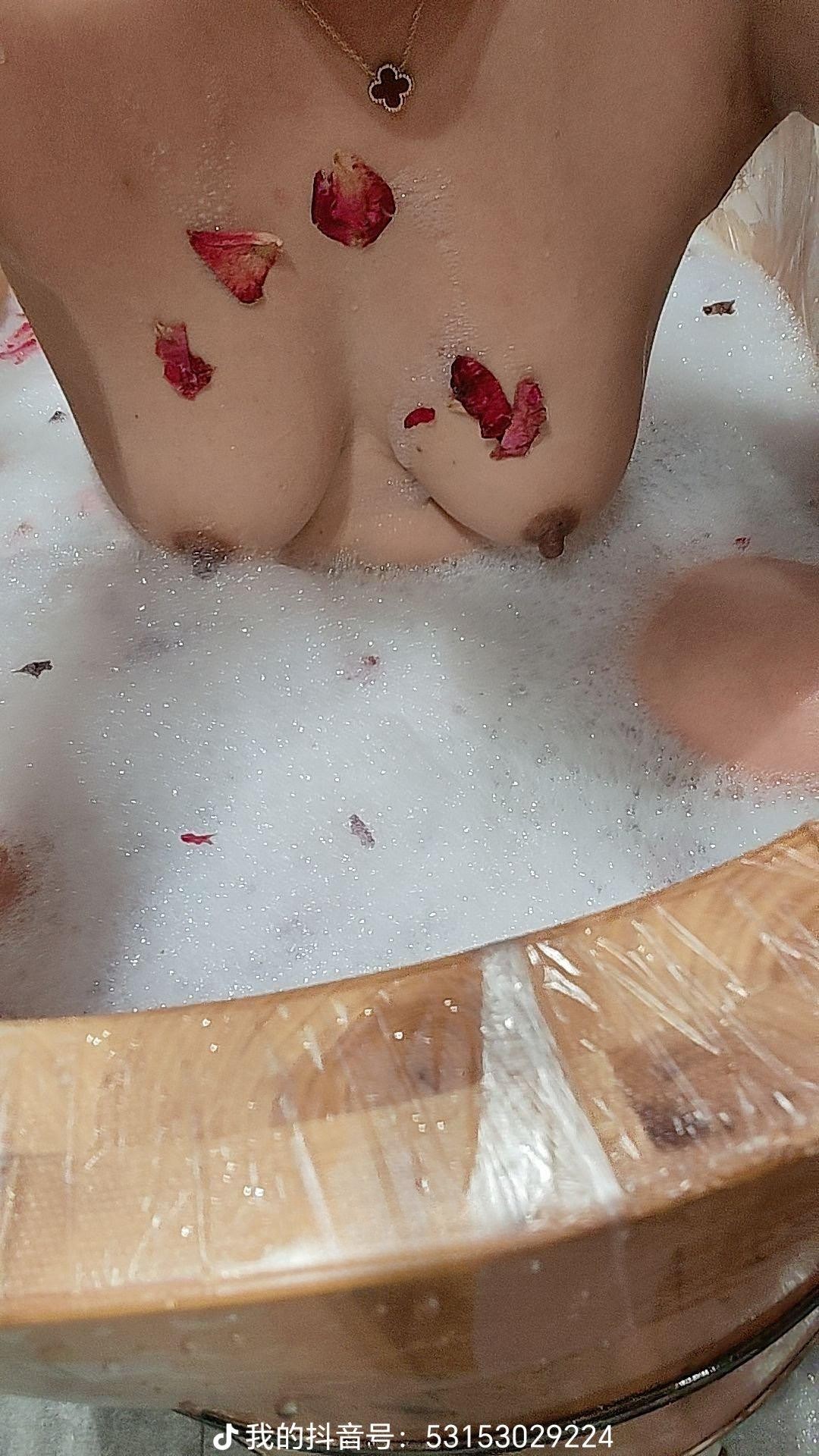 鸳鸯浴美妇