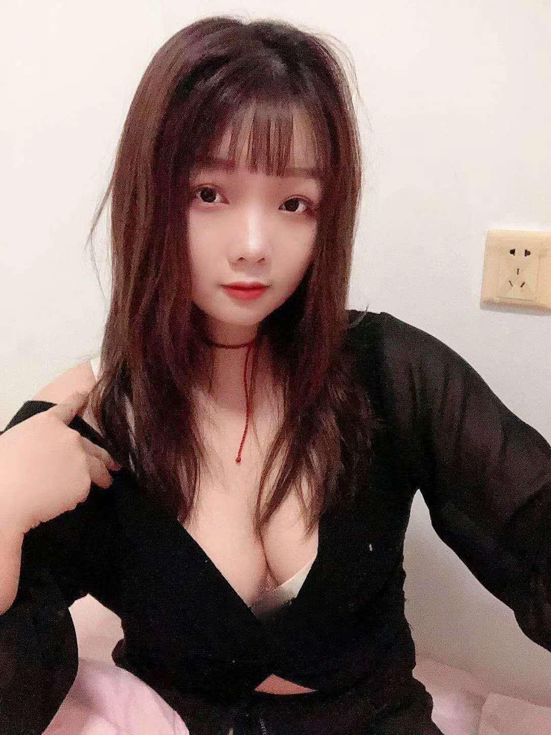 丰满翘臀胸大水多骚妹