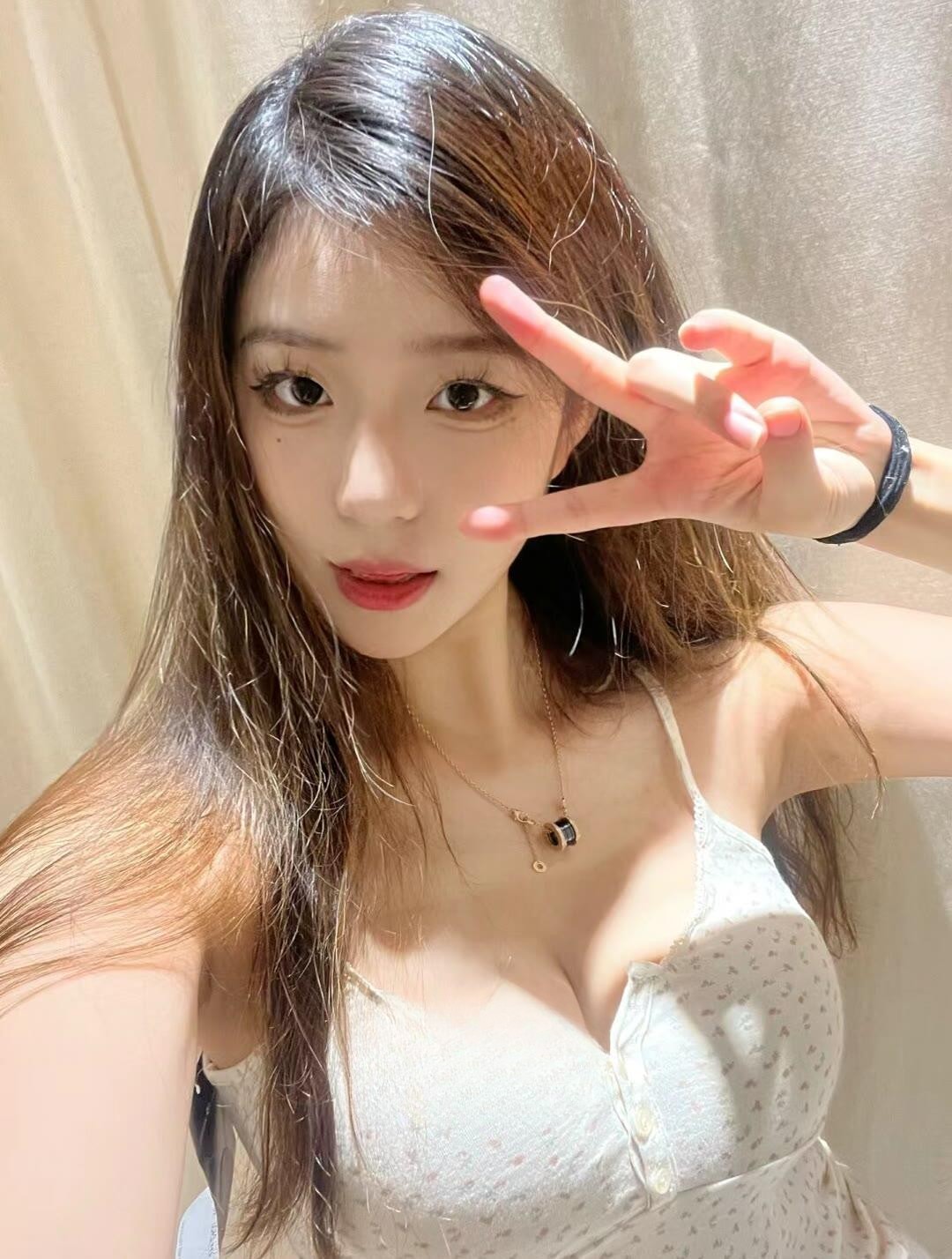 颜值年轻白嫩身材凹凸小美女