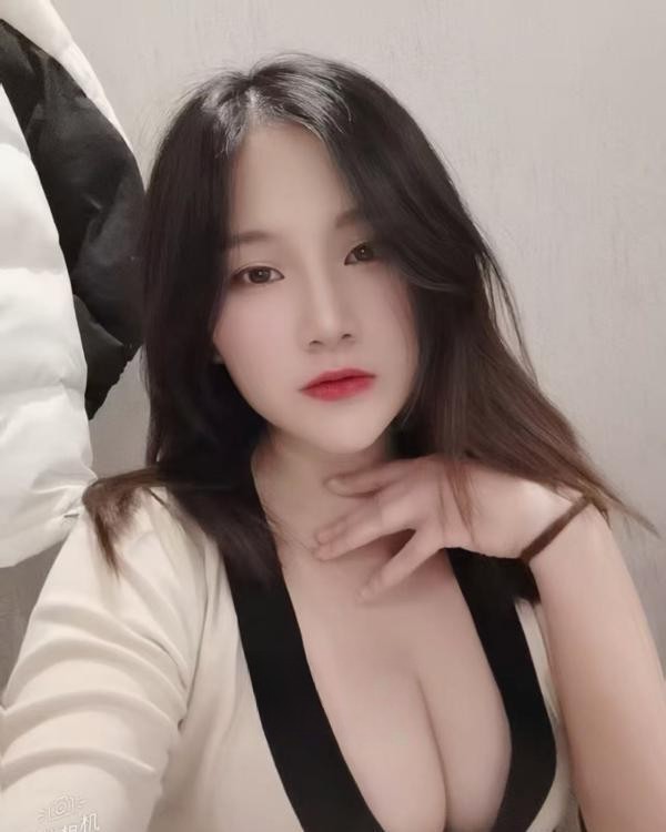 白嫩多水小甜妹