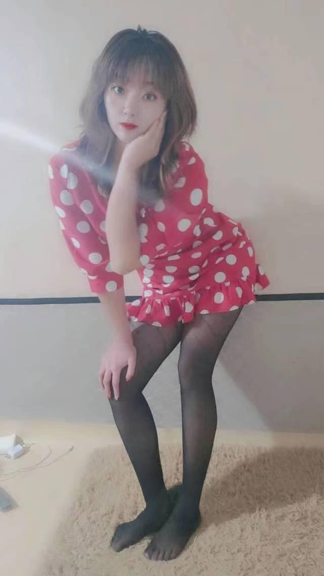 小妹妹阴帝没舔两下淫水泛浪