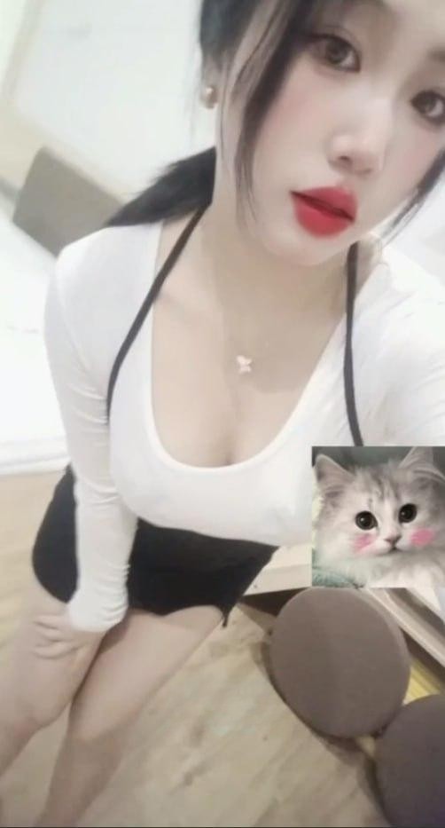 前凸后翘软妹子