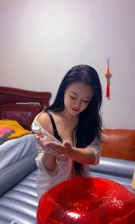 态度很好，服务一站式到位，就是胸不大 身材偏瘦一点