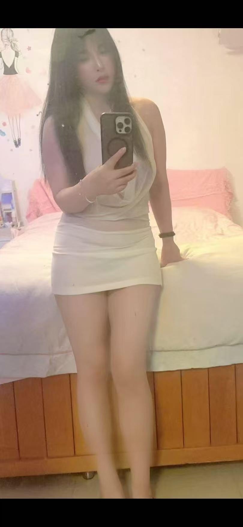 奶子很丰满小婊妹