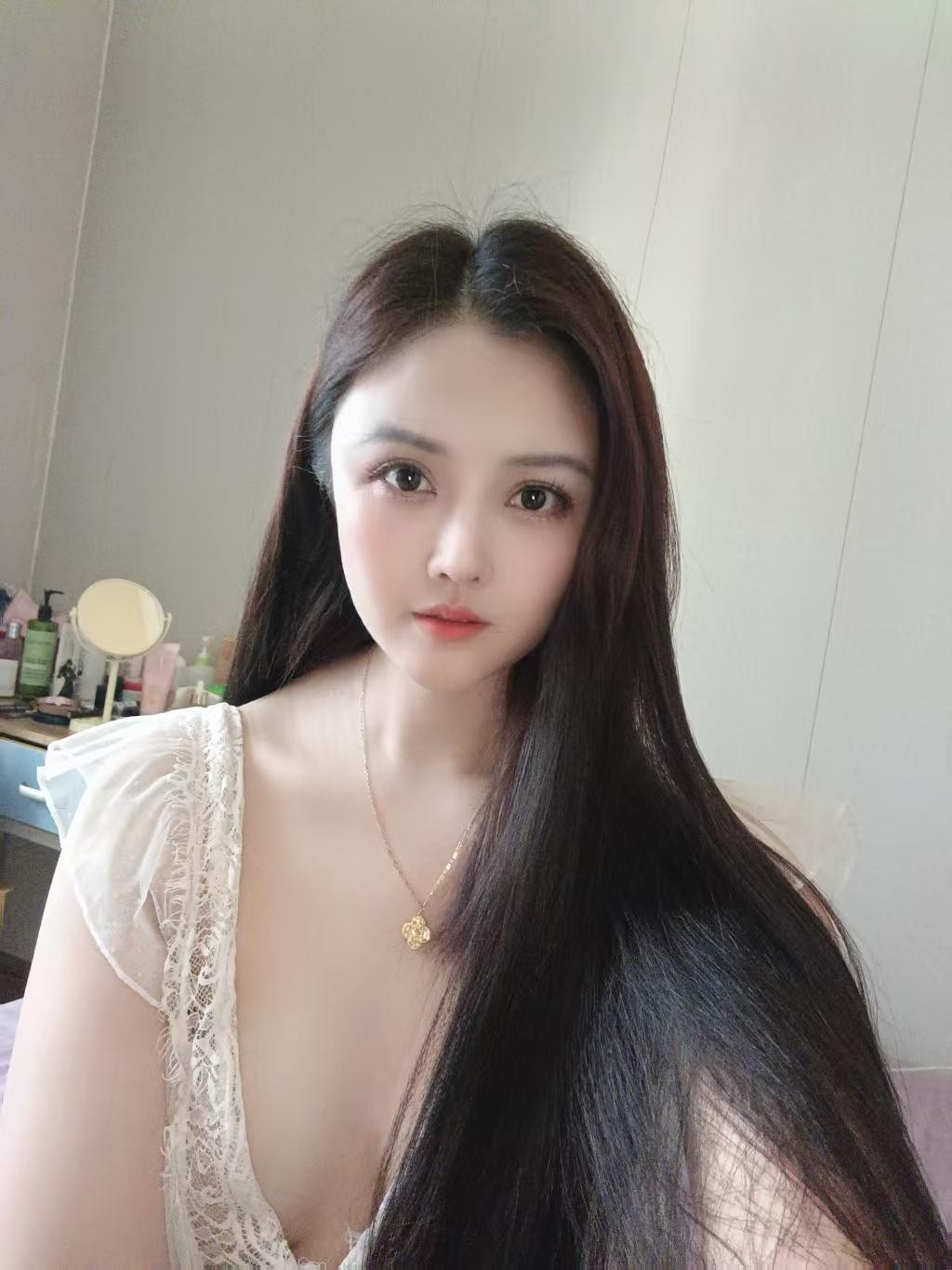 肤白大奶李一桐