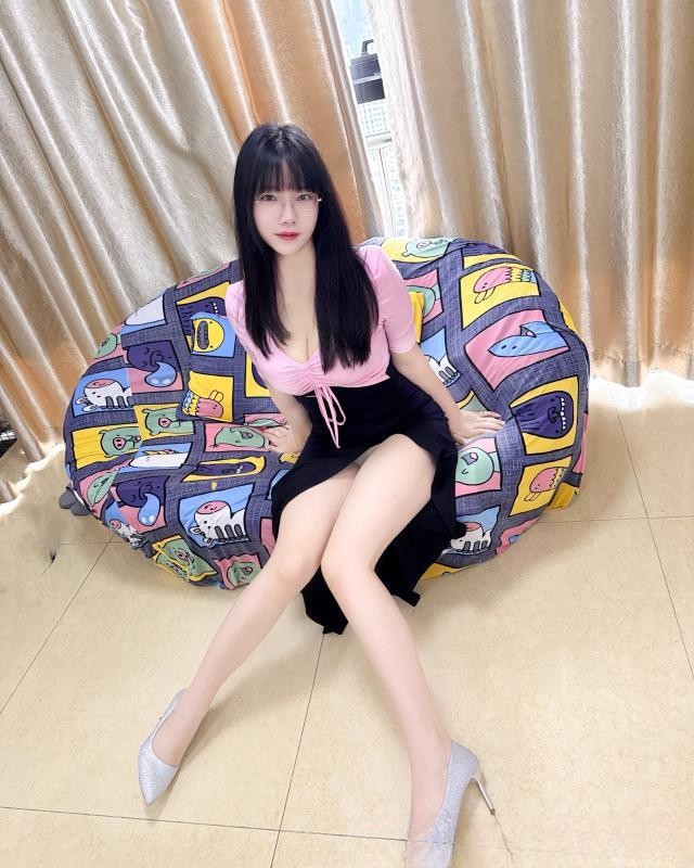 虎丘丰润诱人眼镜妹