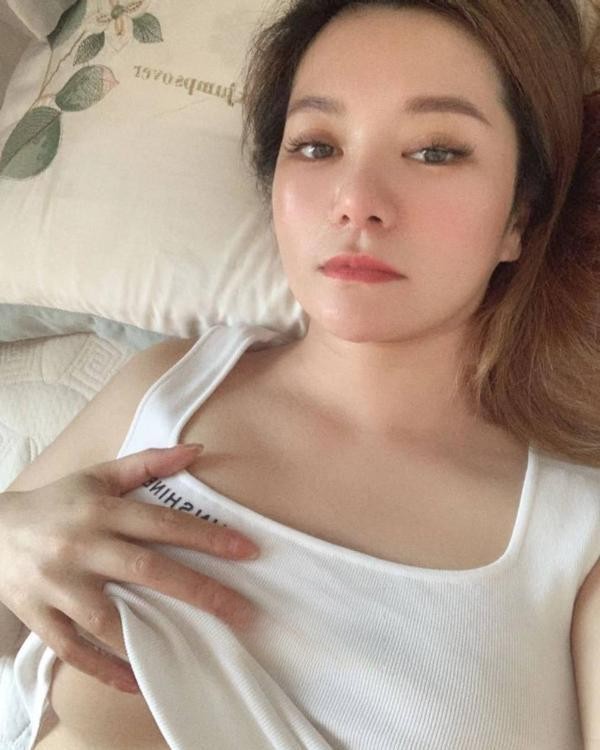 蜀山白皙粉嫩大奶妹