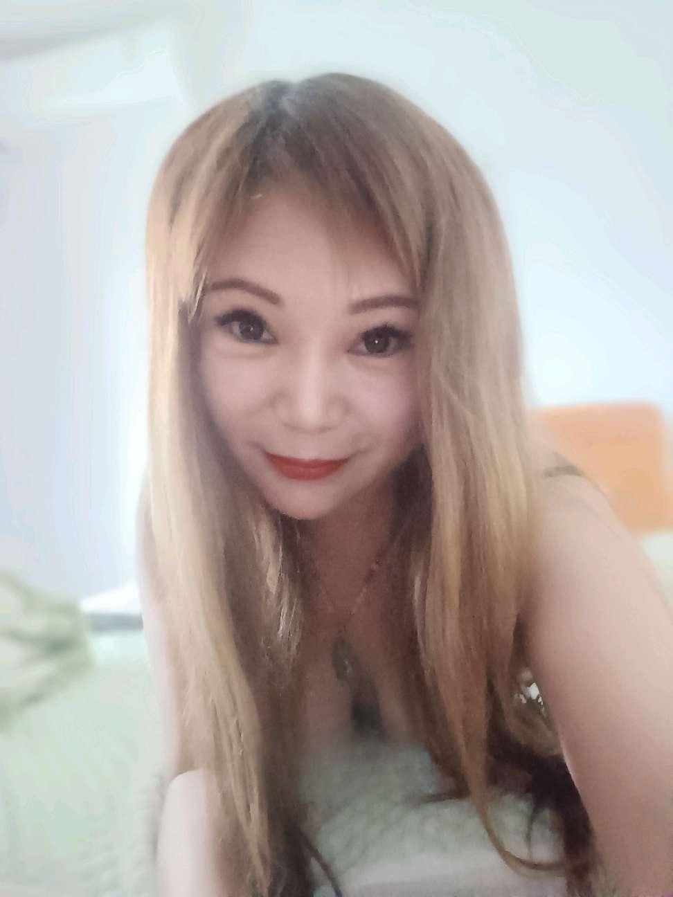 玩的非常开的熟女，怎么舒服怎么来