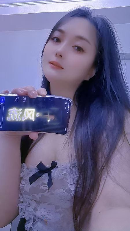 服务型苗条少妇