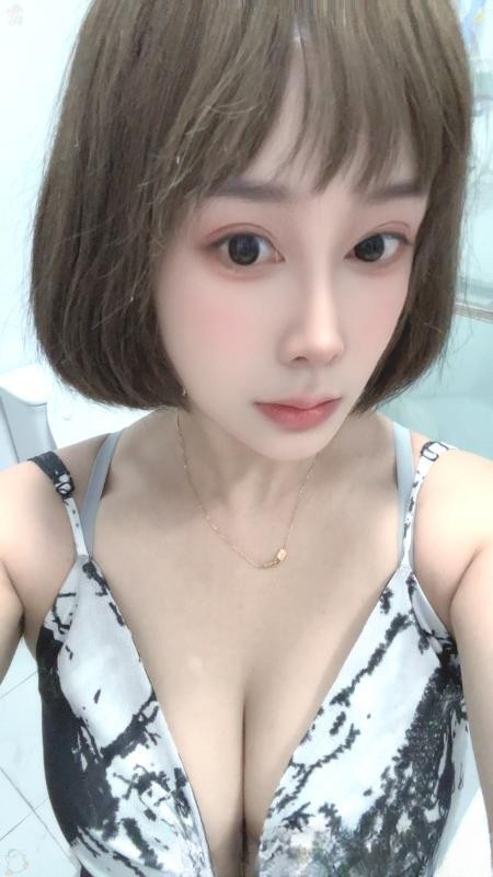 可爱腼腆大胸小妞