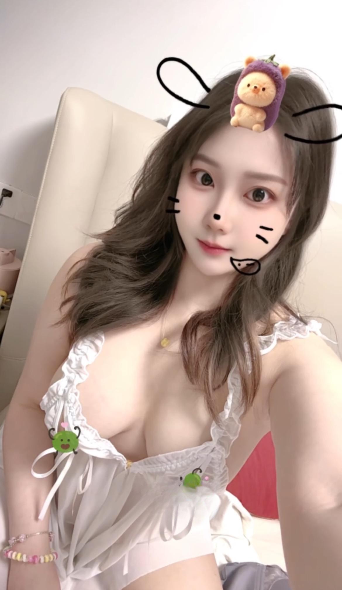 白云性感迷人巨乳妹