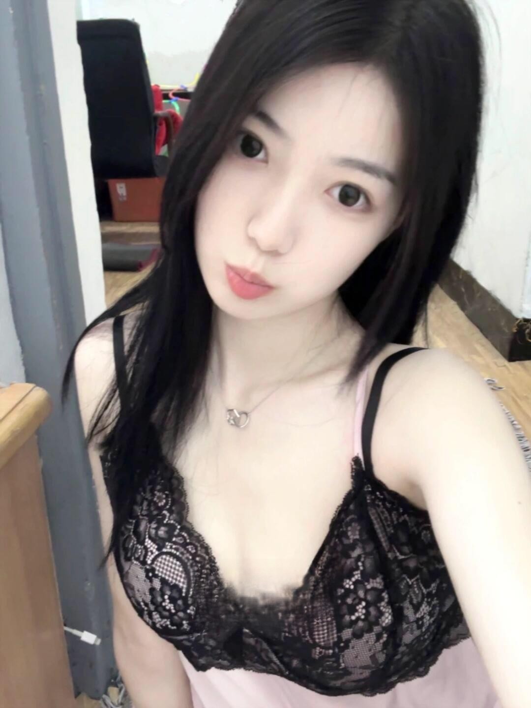 服务口活一流的大胸妹子草莓