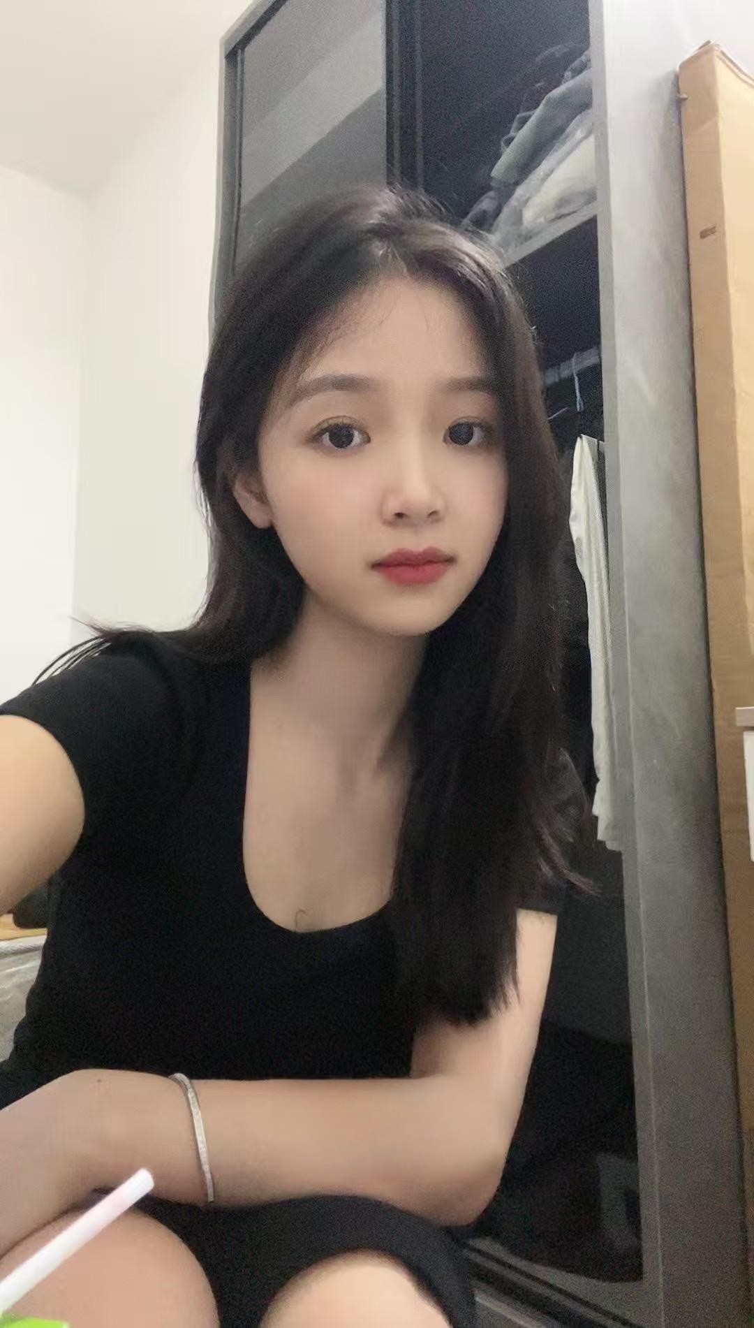 极度反差小清新妹子