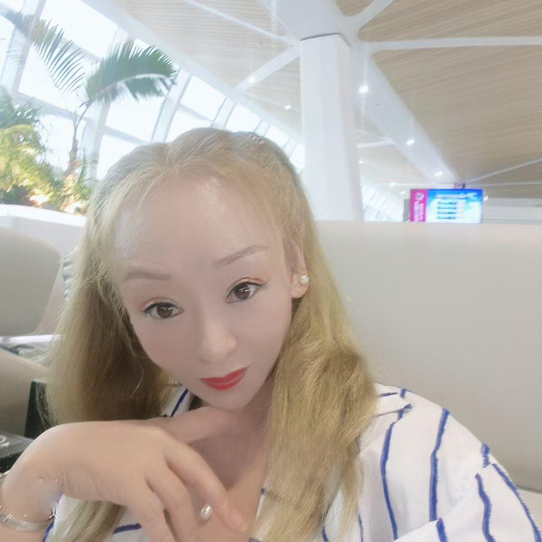 体验过三位包夜熟女，娇小家里很温馨