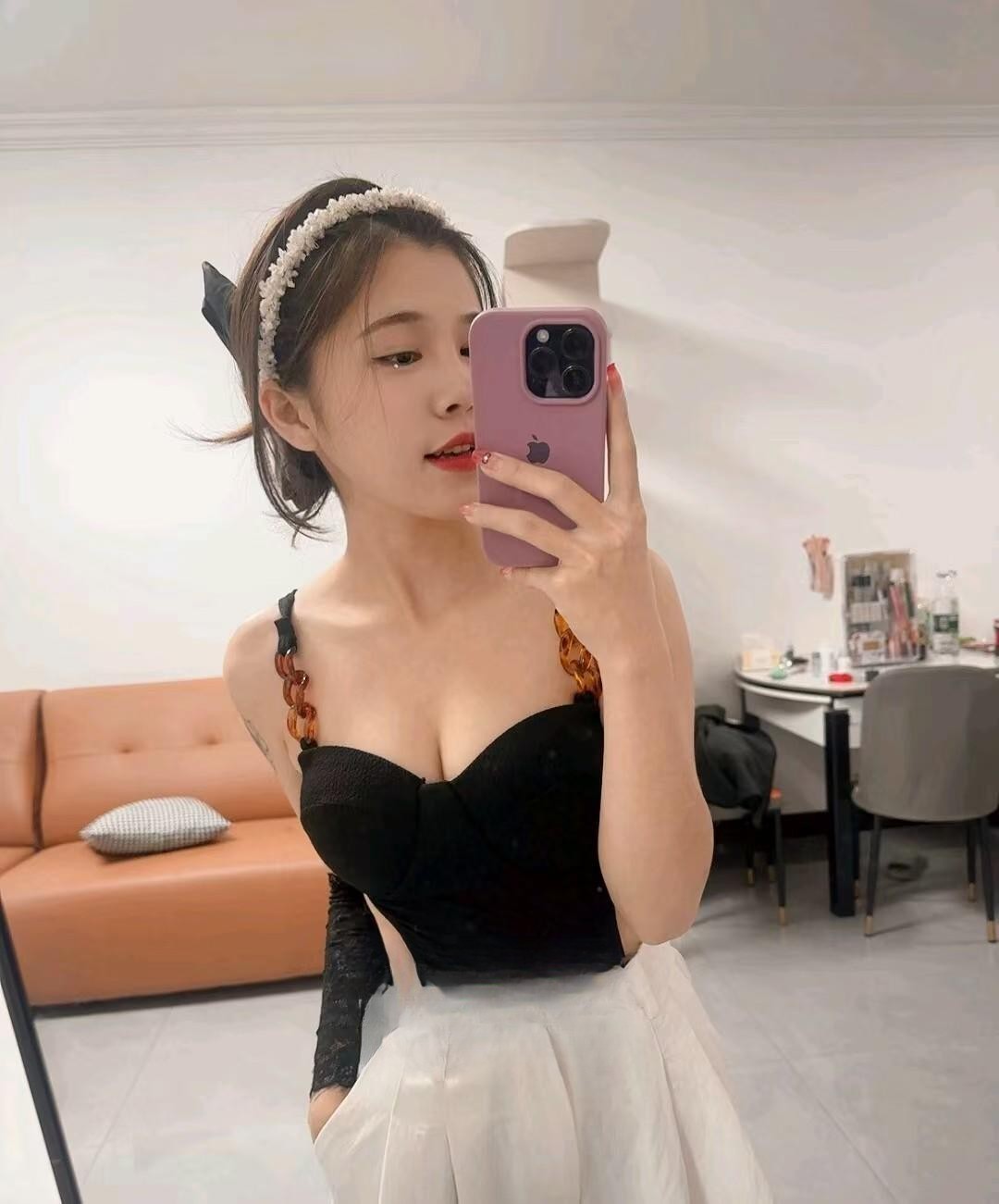 姿势多且听话乖巧的嫩妹