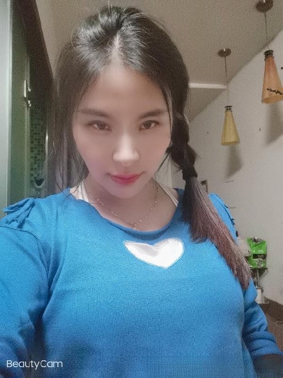汉口火车站娇小女人