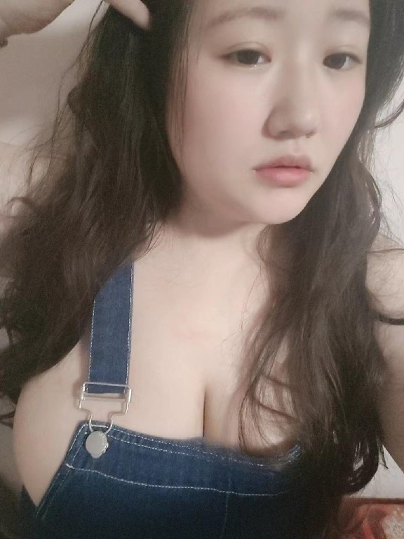 丰满大奶小倩老师