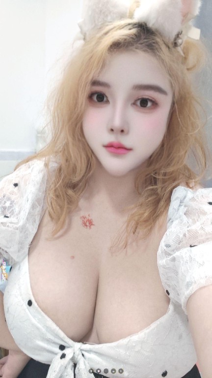 金发巨乳小姐姐