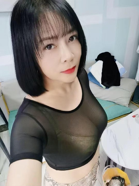 短发黑丝大奶少妇