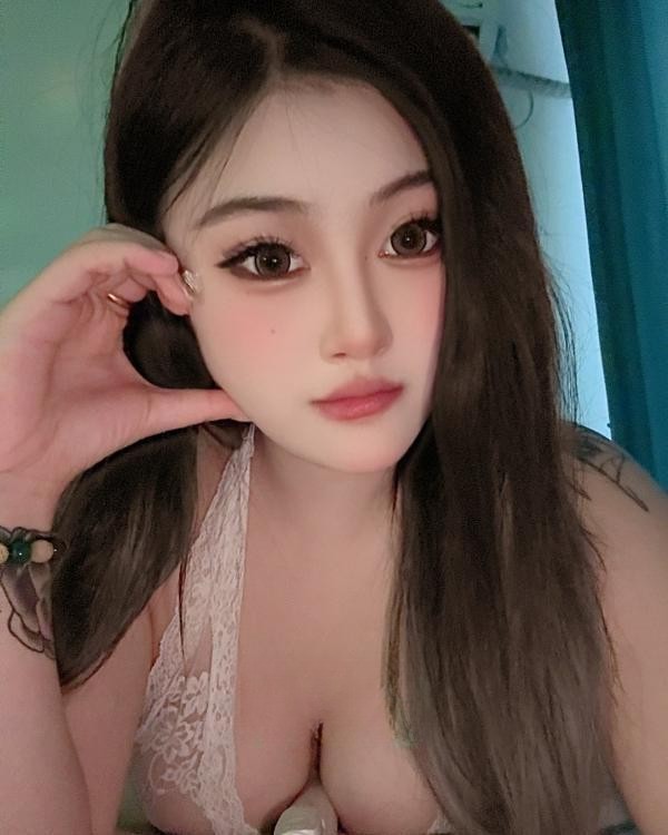 迷人小妖精前凸后翘