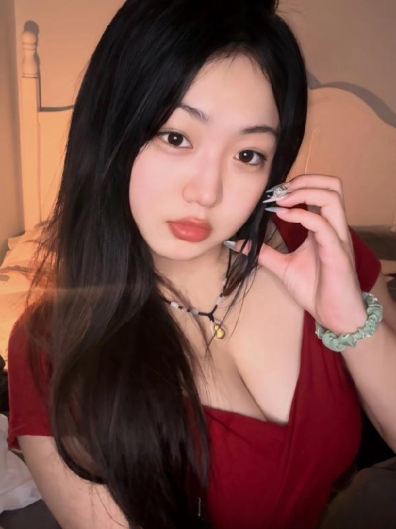 可舌吻肉感妹子
