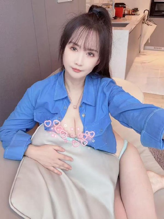 很哇塞的小姐姐