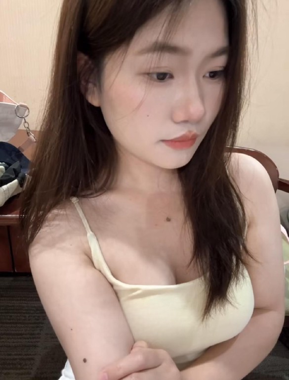兼职粉嫩骚货小姐姐