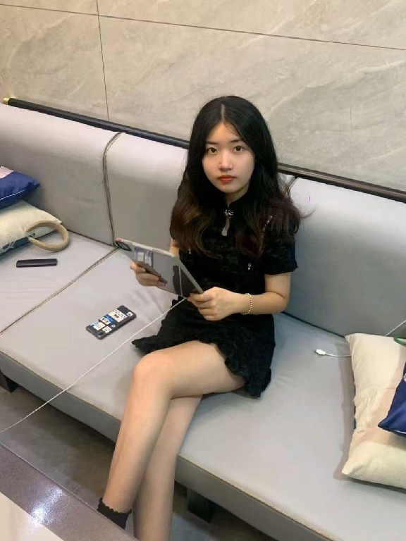 黑丝短裙萌妹