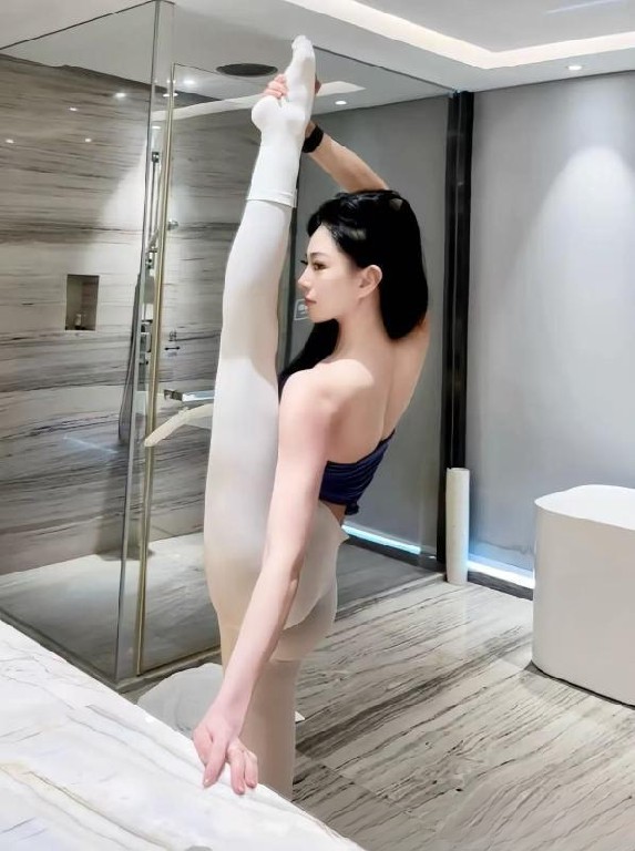 麦地一字马骚女