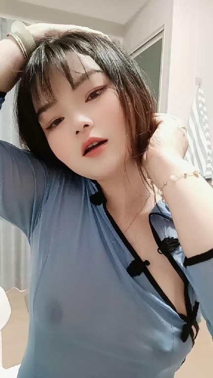 肤白美乳小妮子