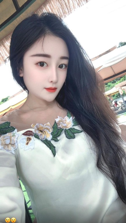 南山白皙大奶盈盈