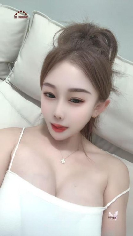 肤白貌美大胸妹