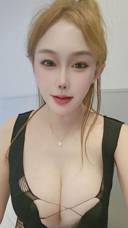 肤白貌美大胸妹