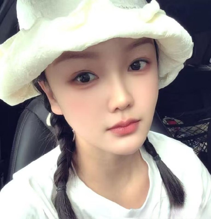 肤白腰细长腿依依