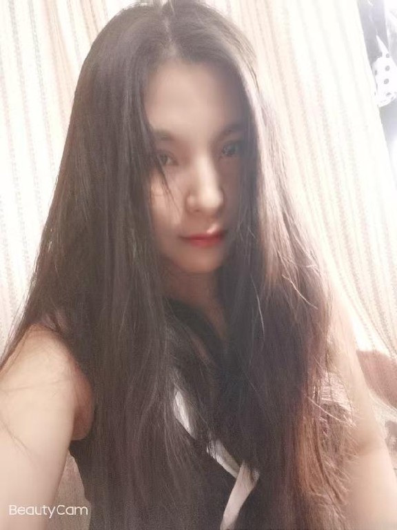 汉口火车站娇小女人