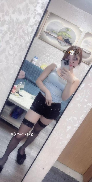性感风骚的年轻嫩妹依依