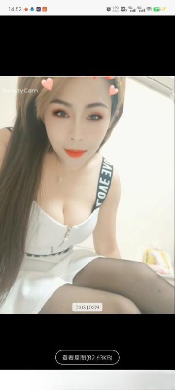 天津之眼附近喷水妞