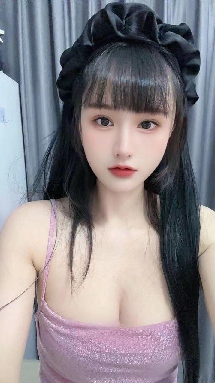 身材苗条乖巧可爱又粉