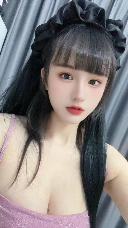 身材苗条乖巧可爱又粉