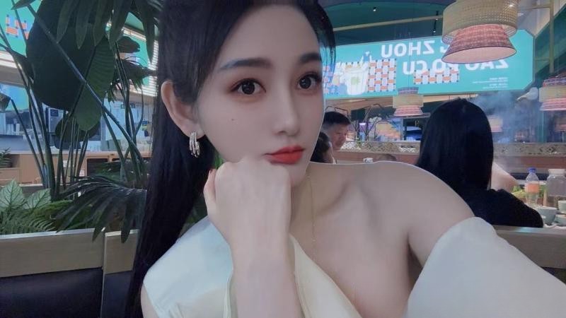 舞蹈老师雅雯流连忘返