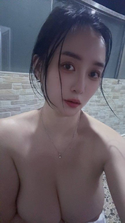 发个大奶骚货出来大家去日