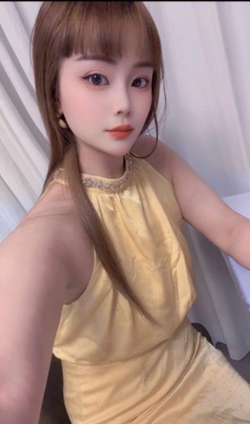 小妹粉嫩乖巧姿势多射嘴里