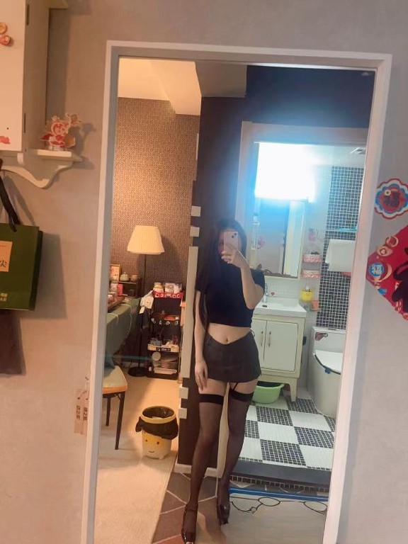 肤白高挑长腿颜值妹子